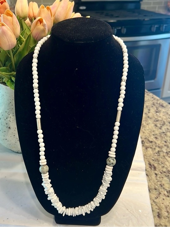 Jewelry - White Shell/Bead Necklace - Unbranded